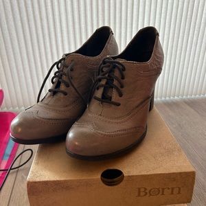 Cute detailed brown born heeled boots